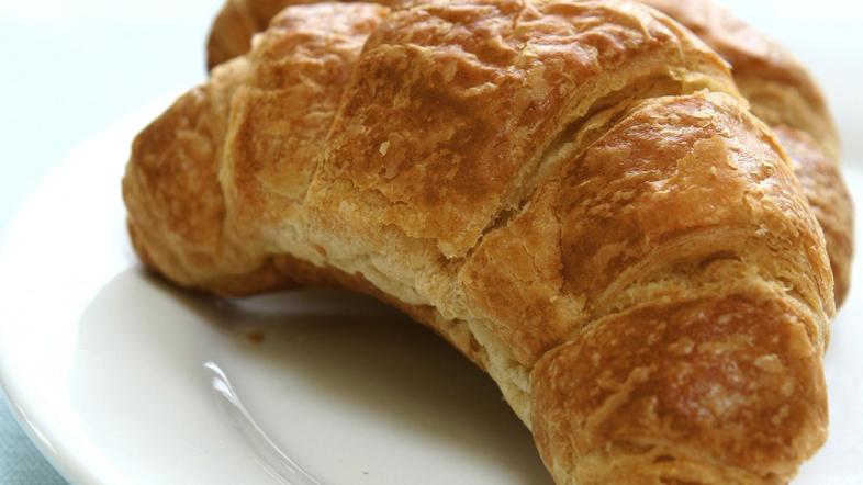 Orehe lahko nadomestite z mandlji, lešniki ... (Foto: Shutterstock)