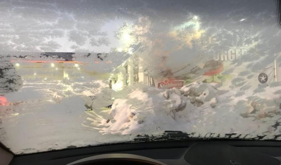 Na avtocesti sproti zmrzuje steklo, ne naredite te napake