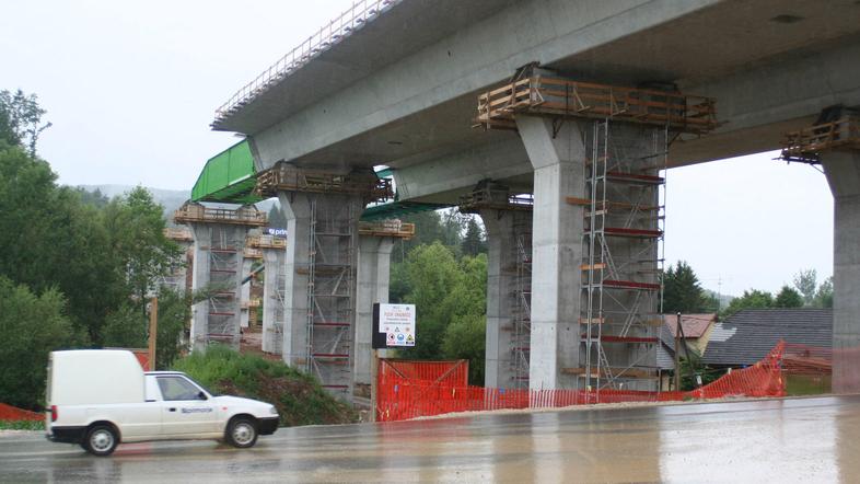 S hitre ceste je najbolj opazen viadukt Ponikve, ki že dobiva končno podobo.