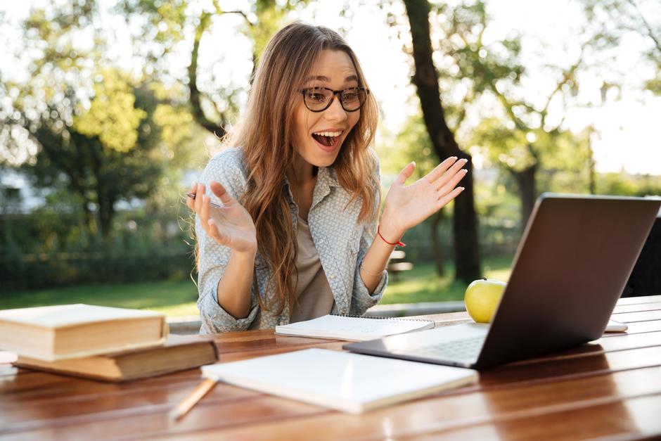 Računalnik, študent, digitalni boni | Avtor: Profimedia