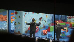 Namesto veselih otrok so igralnico napolnili policisti. (Foto: Pixell)