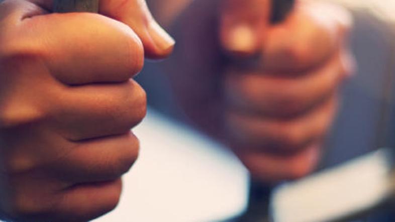 Mladeniču se skok na prostost ni posrečil. (Foto: iStockphoto)