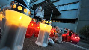 Svečke v spomin na preminulo deklico pred stolpnico v Štepanjskem naselju (Foto: