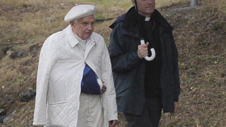 Papež kljub dejstvu, da si je pred dvema tednoma zlomil zapestje, pridno snema s
