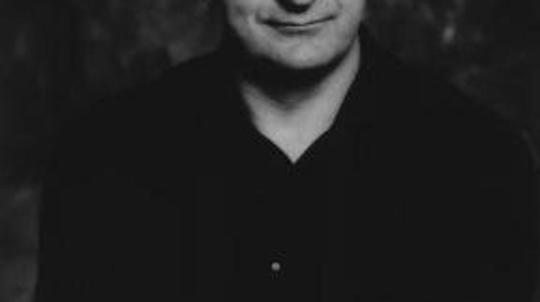 Douglas Adams ni bil zgolj pisatelj, temveč pravi genij, izumitelj in mislec. Pr