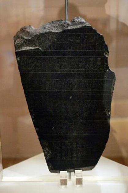 Najpomembnejši eksponat je kamen iz Palerma, ki velja za enega od ključnih virov