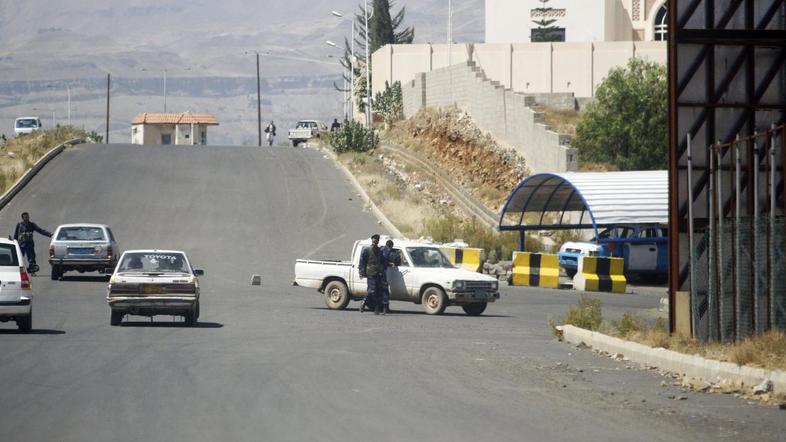 Policisti ustavljajo vsa vozila, ki se pojavijo v bližini britanske ambasade. (F