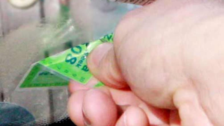 Tujcem zaenkrat ne preostane drugega, kot da za vožnjo po slovenskih cestah kupi