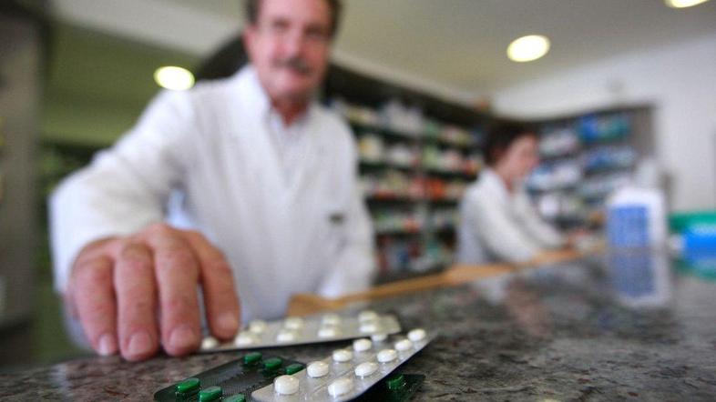 Za zdravila, ki so medsebojno zamenljiva, zavarovalnica krije ceno najcenejšega.