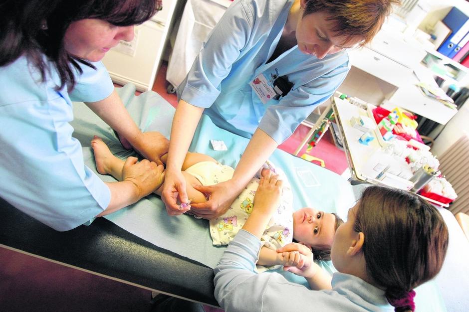 zivljenje 20.4.2005, cepljenje, dojencek, medicinska sestra, Pediatricna klinika | Avtor: Boštjan Tacol