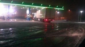 Sneženje na bencinski črpalki na Lopati pri Celju. (Foto: Bralec)