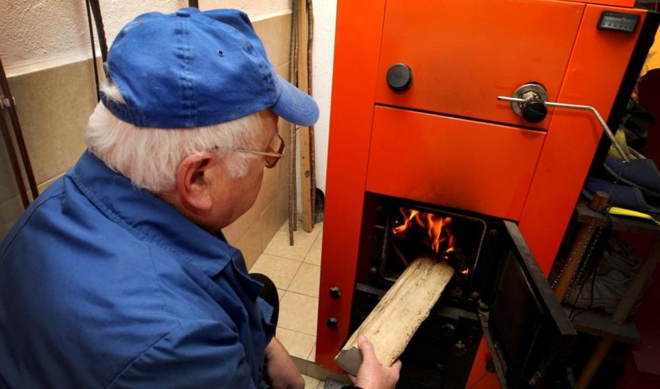 Lastniki starih peči si lahko oddahnejo, spet se spreminjajo pravila