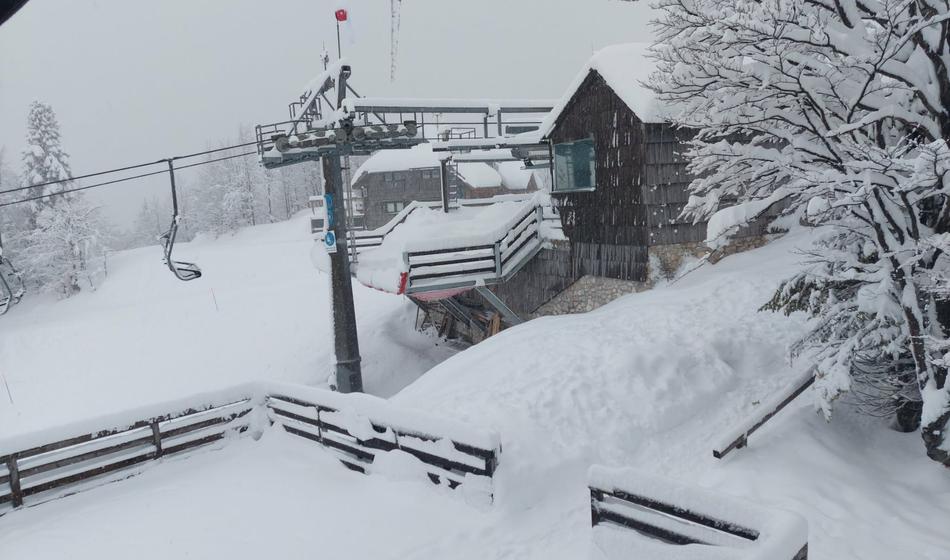 Huda nesreča na Voglu, otroka so s helikopterjem odpeljali v bolnišnico
