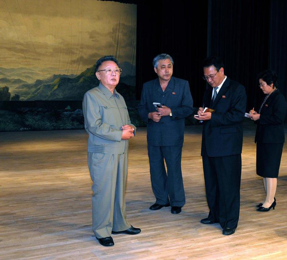 Kim Jong Il, Kim Jong Un, obisk, gledališče