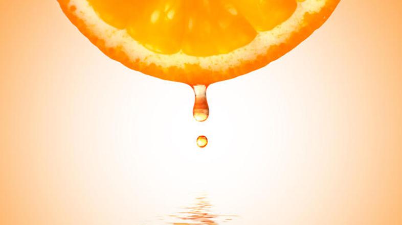 Doma iztisnjen pomarančni sok ni le bolj zdrav, ampak tudi okusnejši.