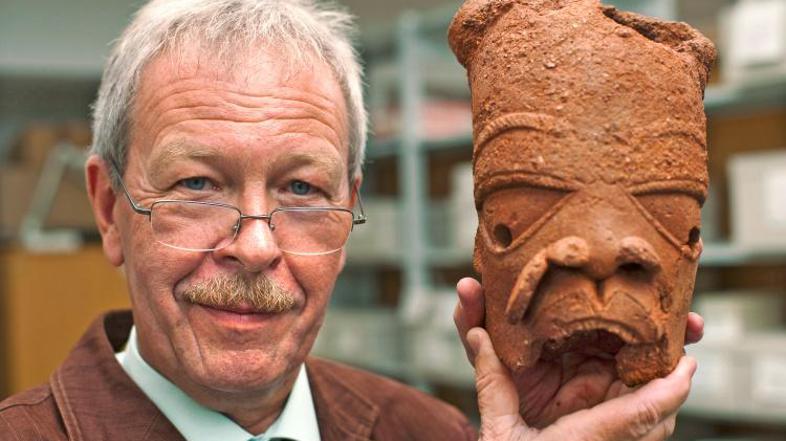 Arheolog Peter Breunig s čudovitim reliktom kulture Nok.