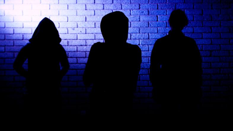 tolpa mladostniki skupina nasilje