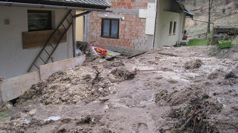 Za hišo Gorazda Beznika v Krnici (levo) se je ustavilo dobrih 20 kubičnih metrov