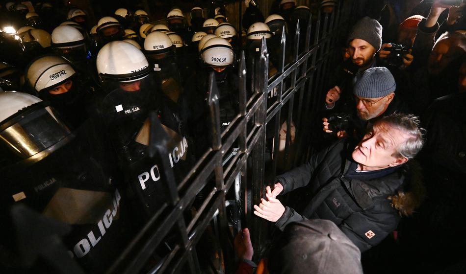 Kriza na Poljskem: Protestniki vdrli na sodišče, omenja se državni udar