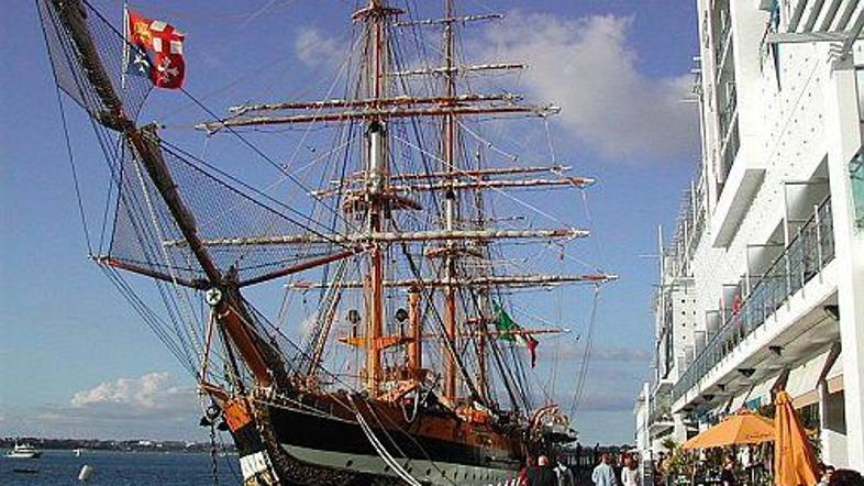 Ladjo so zgradili leta 1931, danes pa je postala simbol spoštovanja otrokovih pr