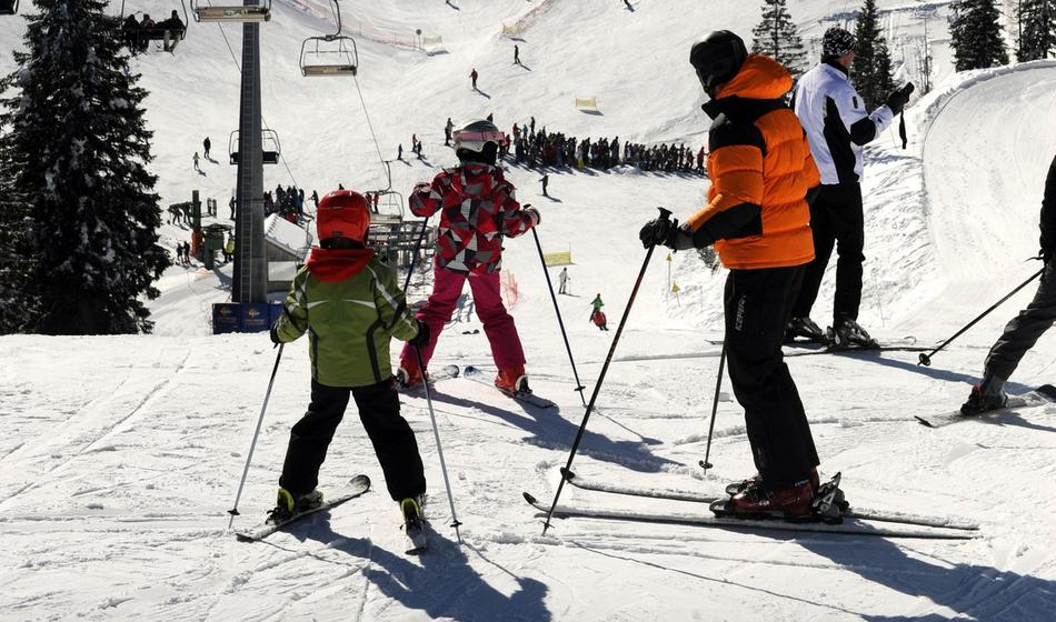 Učitelj trčil v drevo in umrl, šola nadaljevala s smučarskim tečajem