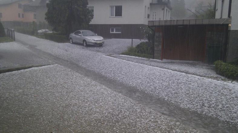 Večerni pogled na ulico. (Foto: bralec Simon)