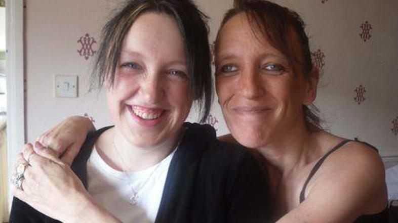 Sophie Featherstone (19) je mati zapustila, medtem ko očeta ni poznala. Sledilo 