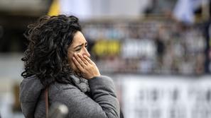 ženska čaka na trgu v Tel Avivu