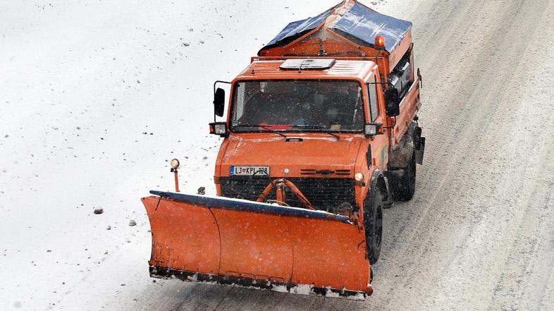 slovenija 14.01.2009 sneg, snezni plug, snezne razmere, cesta, avtomobili, Ljubl