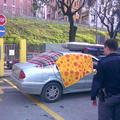Policisti si ogledujejo prizorišče; avto Italijana je prekrit z odejami, ki naj 
