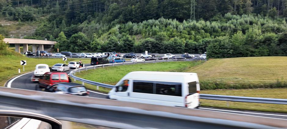 promet kolone gneča | Avtor: Bralec