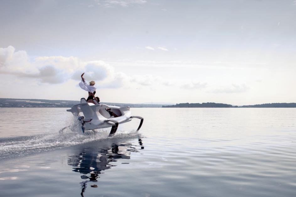 Quadrofoil električno plovilo