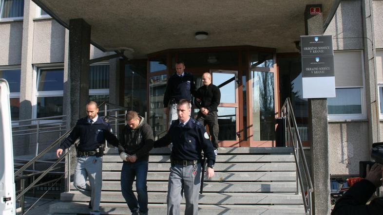 Muzaferović (spredaj) naj bi priznal, da je bil zraven, ne pa tudi, da je bombo 