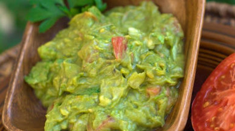 Guacamole ponudite s koruznim čipsom.