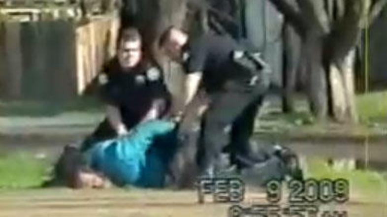 Zakaj sta se policista spravila na brezdomca, še ni znano.