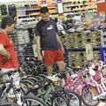 Mnogi se na razprodajah ozirajo tudi za cenejšimi športnimi artikli, kot so kole
