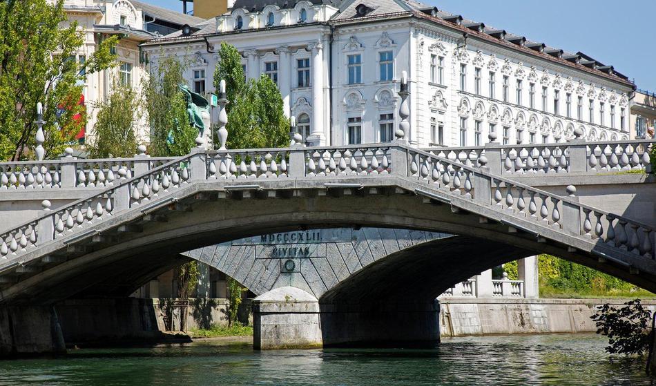 Poškodovan je del Tromostovja