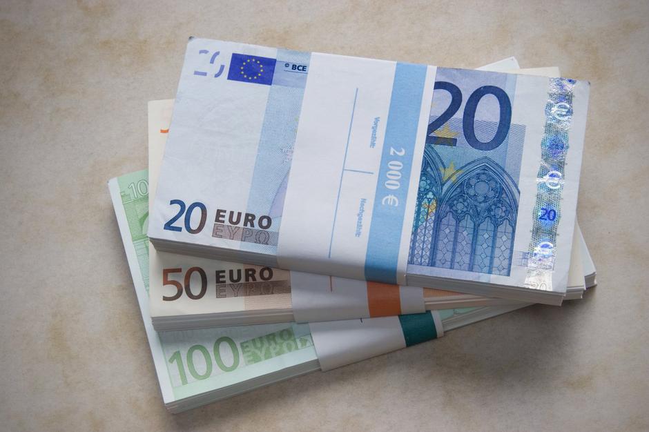 denar euro bankovci bankovec | Avtor: Profimedia