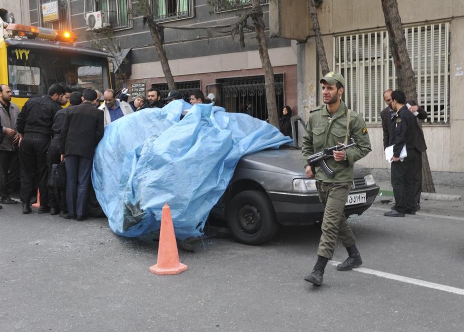 Uničen avtomobil ubitega iranskega znanstvenika po eksploziji v Teheranu. | Avtor: Reuters