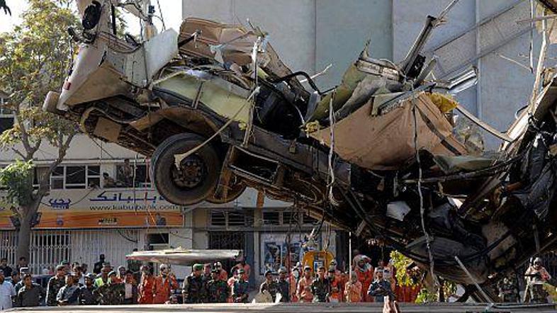 Eksplozija je avtobus popolnoma uničila.