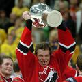 Dany Heatley, ki je leta 2004 tako dvignil pokal za naslov svetovnih prvakov, bo