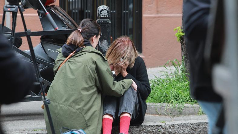 Beograd. Polaganje rož pred šolo