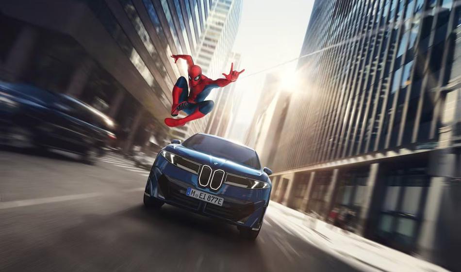 Po zaslonu je skakal Spiderman, mnogi vozniki niso navdušeni