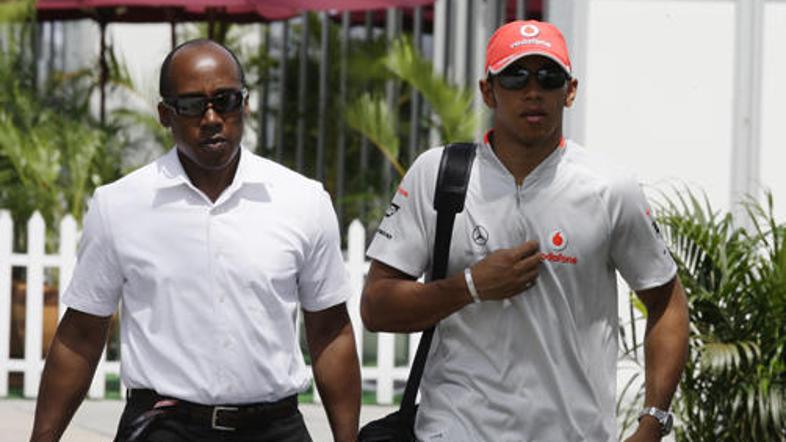 Lewis je v Sepang prišel osramočen, njegov oče Anthony Hamilton pa besen nad eki