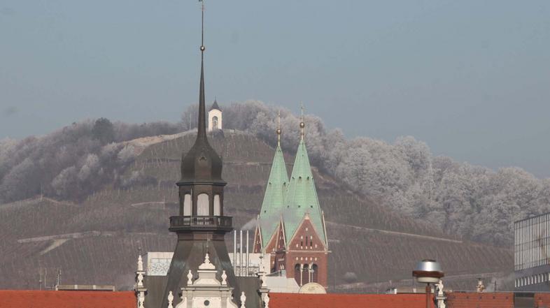 slovenija 19.12.13. cerkev, zvoniki, piramida maribor, foto: nino verdnik