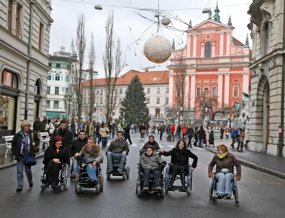 V okviru akcije revije Element so invalidi na Prešernovem trgu v Ljubljani opozo