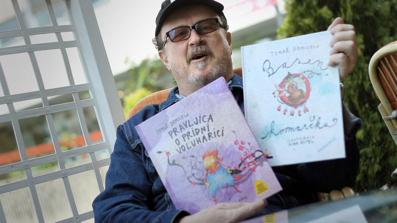 Tomaž Domicelj s svojima pravljicama. (Foto: Benjamin Kovač)