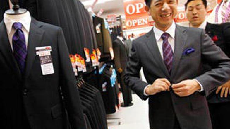 Cena oblačila se giblje okoli 400 evrov.