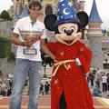 Rafael Nadal se s pokalom letos ni odpravil pred Eiflov stolp, pač pa v Dysneyla