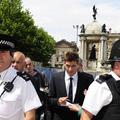 Steven Gerrard v spremstvu policistov pred sodiščem v Liverpoolu